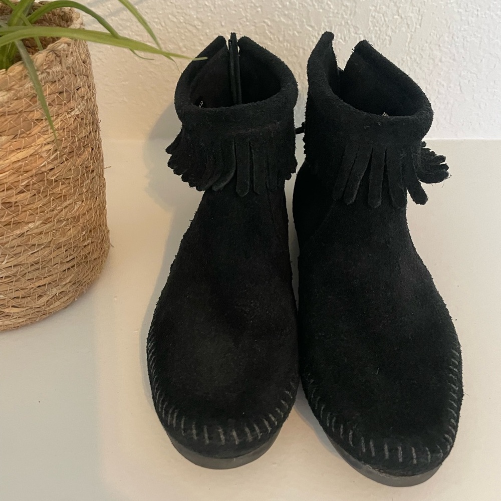 Minnetonka Back Zip Hardsole Moccasin Black size 7 1/2